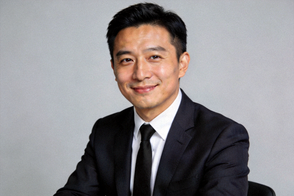 IM电竞CEO张明肖像 - 面带微笑的专业商务照